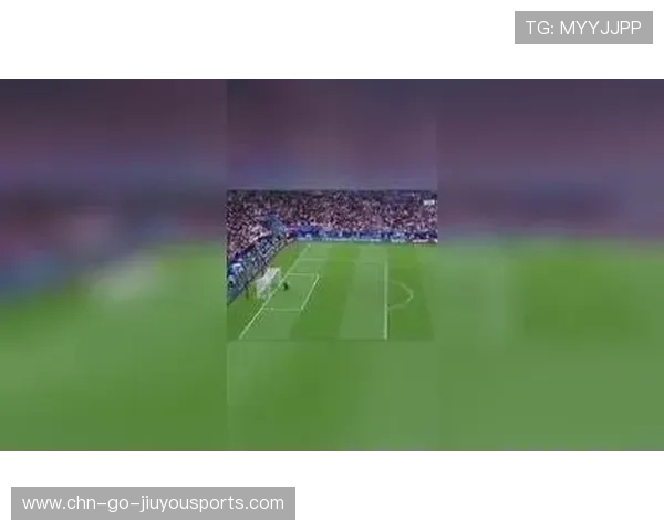 足球少年从中场吊射破门震惊世界